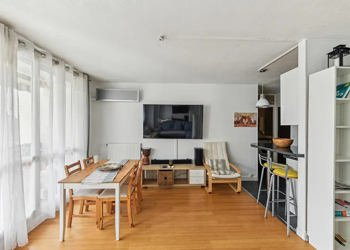 Chic And Comfortable Apart With Balcony