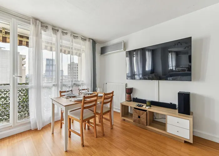 Chic And Comfortable Apart With Balcony