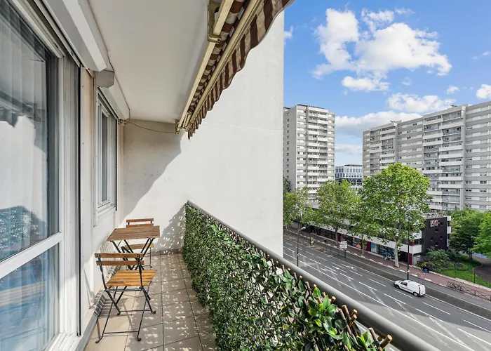 Chic And Comfortable Apart With Balcony
