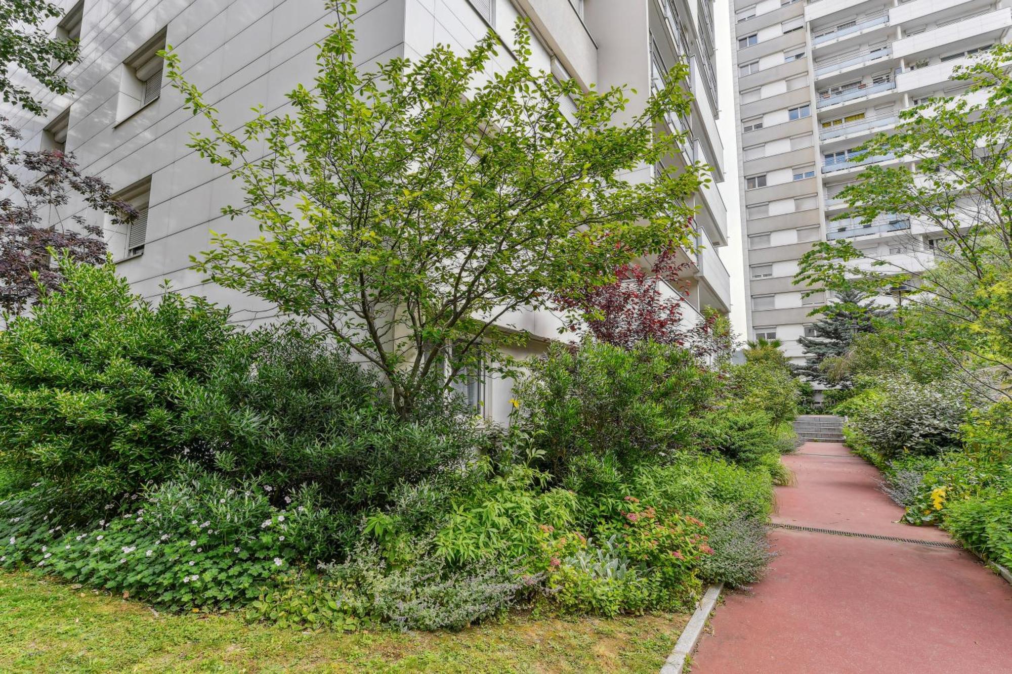 Chic And Comfortable With Balcony Apartment *