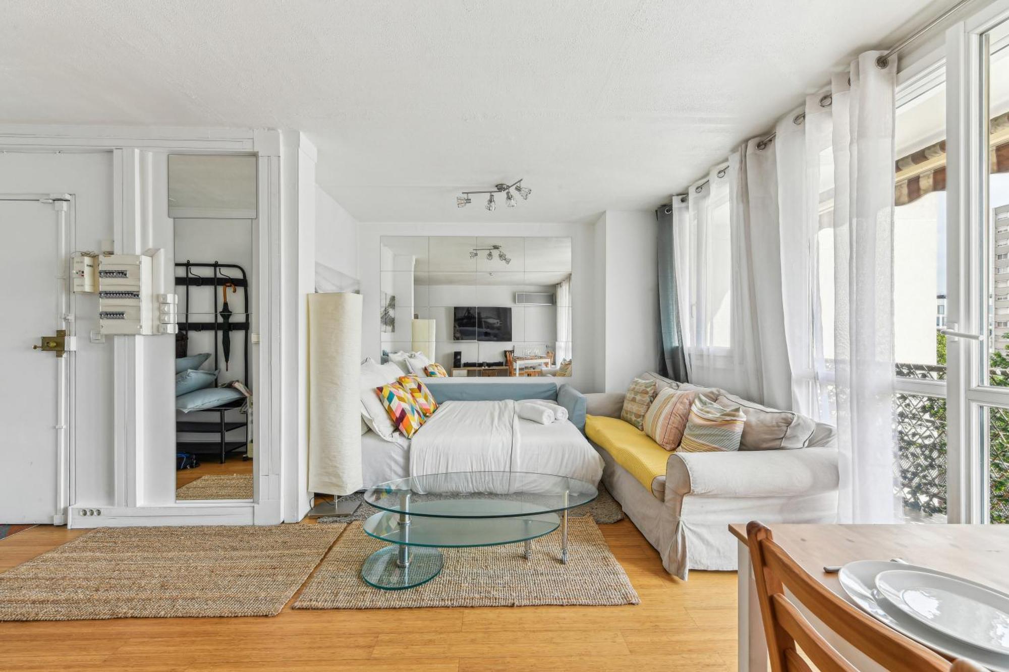Chic And Comfortable With Balcony Appartement *